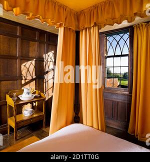 BOSCOBEL HOUSE, Staffordshire. Vue de l'intérieur. Le lit à baldaquin dans la chambre Squires. Banque D'Images