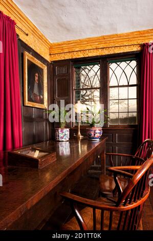 BOSCOBEL HOUSE, Staffordshire. Vue de l'intérieur. Vue générale du Parlor, montrant le portrait de Charles II Banque D'Images
