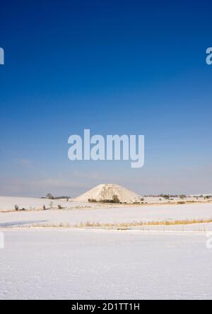 SILBURY HILL, Wiltshire. Vue générale du monument sous la neige. Fait partie du site du patrimoine mondial d'Avebury. Banque D'Images