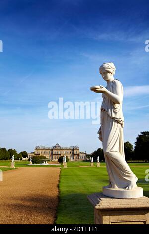 MAISON ET JARDINS DE WREST PARK, Silsoe, Bedfordshire. Vue du sud vers la maison, montrant la statue 'Hebe' par R.J Wyatt au premier plan. Banque D'Images