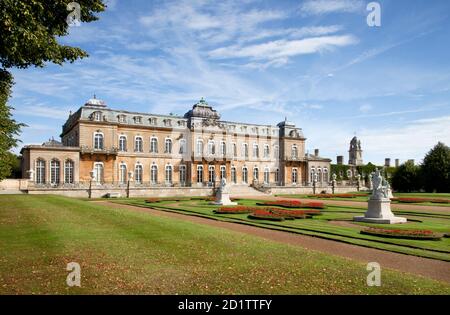 MAISON ET JARDINS DE WREST PARK, BEDFORDSHIRE. Vue du sud-est sur le parterre en direction de la maison. Banque D'Images