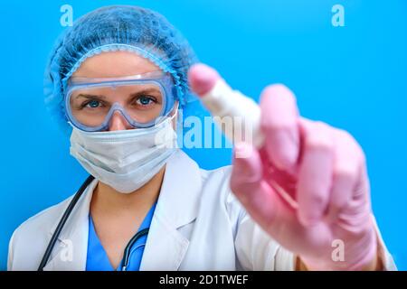 Un médecin avec une bouteille de désinfectant vaporise le liquide pour la désinfection. Le concept de conformité à l'hygiène des mains pour les patients atteints de coronavirus Banque D'Images