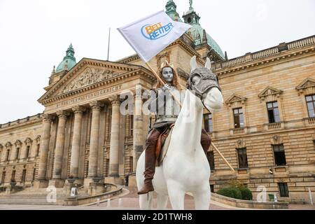 06 octobre 2020, Saxe, Leipzig: Un membre de l'organisation environnementale Beltretter démontre comme Jeanne d'Arc devant la Cour administrative fédérale. Le tribunal entend deux procès contre le tunnel prévu de la ceinture de Fehmarn le même jour. L'un d'eux concerne les objections de la ville de Fehmarn à l'encontre des plans de lutte contre les incendies et les catastrophes dans le tunnel de la mer Baltique. La municipalité considère que ses pompiers sont surtaxés par cette situation. D'autre part, selon le tribunal, un agriculteur demande d'autres arrangements d'indemnisation. Le tunnel de 18 kilomètres de long sous la mer Baltique est à co Banque D'Images