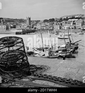 ST IVES, Cornwall. Vue sur le port jusqu'à St Ives depuis Smeaton's Pier, prise pendant les vacances du photographe à Cornwall. Photographié par John gay, 1950. Banque D'Images