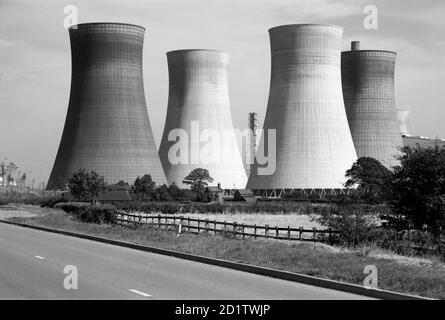 Lincolnshire. Vue générale montrant les tours de refroidissement d'une centrale électrique non identifiée. Photographié par Eric de Mare. Banque D'Images