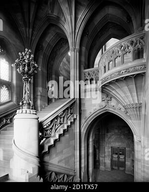 BIBLIOTHÈQUE JOHN RYLANDS, Deansgate, Manchester. Vue de l'intérieur, avec un escalier et des détails architecturaux vus d'un demi-atterrissage. La bibliothèque a été achevée en 1899 aux desseins de l'architecte Basil Champneys, et a été commandée par Enriqueta Augustina Rylands à la mémoire de son défunt mari. La bibliothèque est un bel exemple de l'architecture victorienne de style gothique. Photographié par Bedford Lemere and Co. En 1900. Banque D'Images