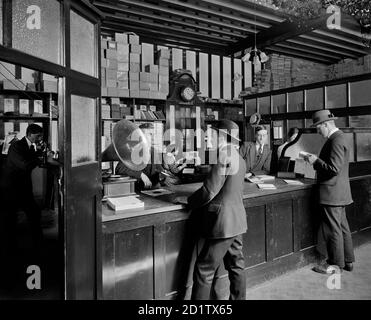 MAISON MARCONI, Strand, Londres. Vue de l'intérieur. Le bureau de vente de Wireless World, avec son personnel et ses clients. Wireless World est entré pour la première fois dans la presse en 1913 comme une publication de remplacement élargie pour le Marconigraphe. Photographié par Bedford Lemere & Co en 1916. Banque D'Images