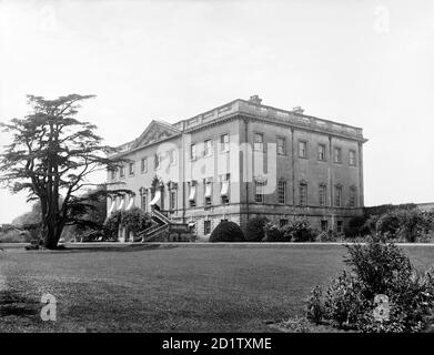 Parc KIRTLINGTON, Kirtlington, Oxfordshire. Vue extérieure de la magnifique maison palladienne construite pour Sir James Dashwood en 1742-6, prise du sud-est. Photographié par Henry Ttante. Plage de dates : 1860-1922. Banque D'Images