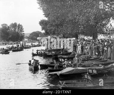 HENLEY-ON-THAMES, OXFORDSHIRE. Des foules de spectateurs sur les rives de la rivière et des bateaux amarrés à proximité pendant la régate, un événement social et compétitif important qui a lieu chaque année sur la Tamise depuis 1839. Photographié par Hentry Taunt en 1902. Banque D'Images