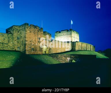 CHÂTEAU DE CARLISLE, Cumbria. Le Gatehouse extérieur, Keep et Rampart Wall, éclairé la nuit. Banque D'Images