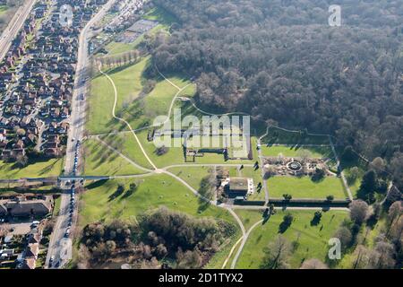 Les ruines de l'abbaye de Lesnes, un monastère Augustinien fondé en 1178, Bexley, Londres, 2018, Royaume-Uni. Vue aérienne. Banque D'Images