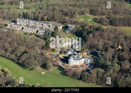 Sundridge Park Mansion, anciennes écuries et nouveau développement de Repton court, Sundridge Park, Bromley, Londres, 2018, Royaume-Uni. Vue aérienne. Banque D'Images