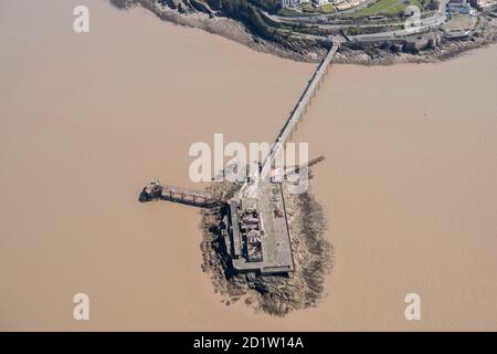 L'embarcadère victorien de Birnbeck, construit en 1867, est désutilisé depuis 1994 et Worlebury Hillfort, Weston-Super-Mare, North Somerset, 2018, Royaume-Uni. Vue aérienne. Banque D'Images