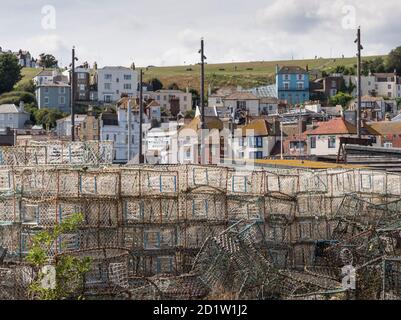 Vue générale vue du nord-ouest après des tas de pots de homard sur la plage de Stade en direction de East Beach Street, avec des maisons sur la colline au-delà, le Stade, Hastings, East Sussex, Royaume-Uni. Banque D'Images