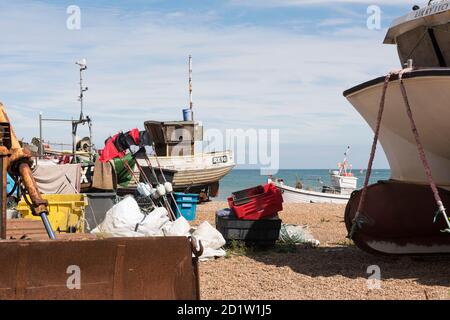 Vue générale de la plage de Stade depuis le nord, montrant les bateaux de pêche et l'équipement de pêche associé sur le bardeau, le Stade, Hastings, East Sussex, Royaume-Uni. Banque D'Images