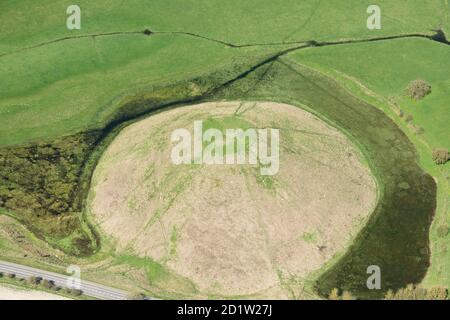 Silbury Hill, un grand monticule néolithique, près d'Avebury, Wiltshire, Royaume-Uni. Vue aérienne. Banque D'Images