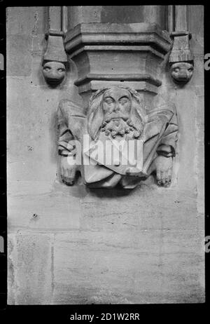 Gros plan d'un buste corbel dans l'église Sainte-Marie-la-Vierge, probablement la base d'une niche d'image crocketed, montrant un mais d'un homme avec la barbe et le pelage, semblant s'incliner hors du mur, Steeple Ashton, Wiltshire, Royaume-Uni. Banque D'Images