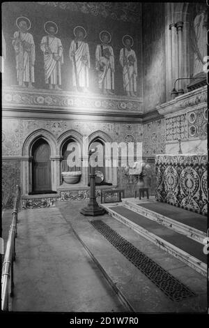 Vue intérieure du choeur, église St Georges, St Georges Close, Jesmond, Newcastle-upon-Tyne, Royaume-Uni. Banque D'Images