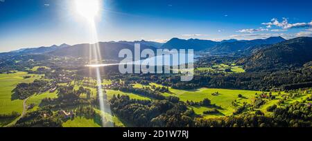 Lac de Tegernsee dans les Alpes bavaroises. Panorama aérien. Automne. Allemagne Banque D'Images