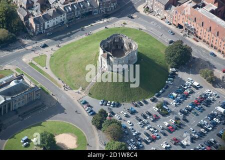 York Castle et Cliffords Tower, York. Vue aérienne. Banque D'Images