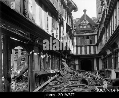 Vue montrant les dommages causés par la bombe à l'hôpital Ford du XVIe siècle depuis la nuit du 14 octobre 1940. Banque D'Images