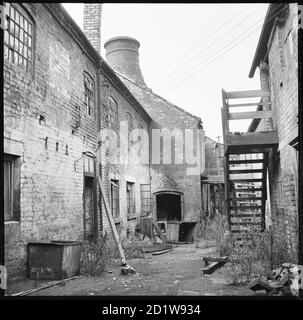 La cour à l'arrière de l'Anchor Works montrant les bâtiments en état de délabrement. Banque D'Images