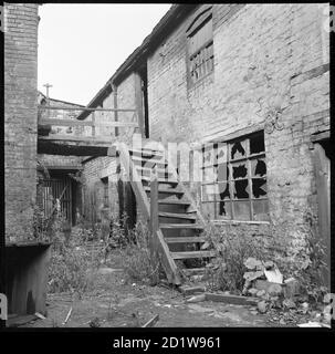 La cour à l'arrière de l'Anchor Works montrant les bâtiments en état de délabrement. Banque D'Images