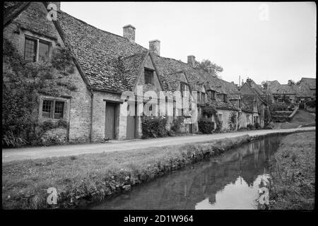 Vue sur la rue d'Arlington Row et le début de la colline embarrassante, directement à l'ouest, montrant les cottages sur la gauche et Mill Stream sur la droite. Banque D'Images