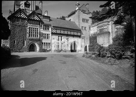 Vue sur le sud, ou entrée, devant de Cragside, montrant la pleine élévation avec l'allée au premier plan, vue du sud. Banque D'Images