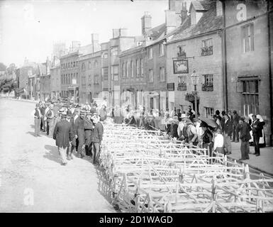 High Street, Chipping Campden, Cotswold, Gloucestershire. En regardant dans la rue pendant le Pig Market devant le Swan Inn avec une foule rassemblée autour des stylos à cochon. Banque D'Images