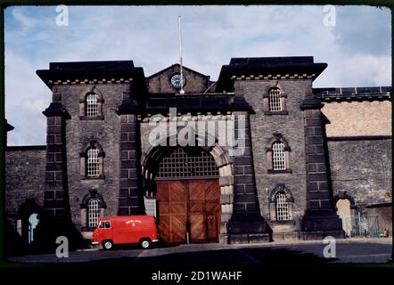 Prison de Wandsworth, Heathfield Avenue, Wandsworth Common, Wandsworth, Greater London Authority. Le portail d'entrée de HMP Wandsworth avec un minibus Royal Mail garé à l'extérieur. Banque D'Images