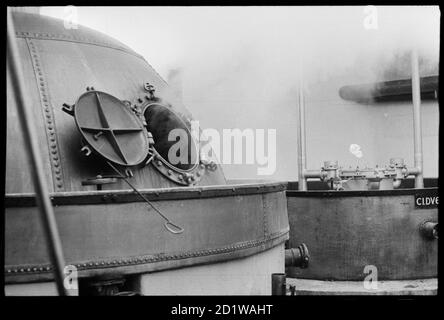 McMullen's Brewery, Hartham Lane, Hertford, Hertfordshire. Bouilloires en cuivre (bouilloires à bière) à la brasserie McMullen's Hertford. Banque D'Images