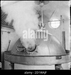 McMullen's Brewery, Hartham Lane, Hertford, Hertfordshire. Vapeur émise par une bouilloire en cuivre (bouilloire) à la brasserie McMullen's Hertford. Banque D'Images