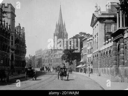 High Street, Oxford, Oxfordshire. En regardant vers l'ouest le long de High Street depuis Queen's College montrant plusieurs chevaux tirés Hansom Cabs en premier plan. La façade sud du All Souls College, et l'impressionnante flèche de Sainte Marie la Vierge au-delà, peuvent être vus plus loin le long de la rue. Banque D'Images