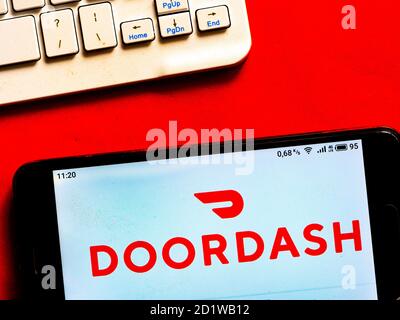 Sur cette photo, un logo Doordash - Food Delivery Appliance de Doordash, Inc. Apparaît sur un smartphone Banque D'Images