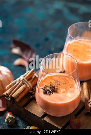 Cocktail épicé, smoothie à la citrouille à la cannelle, anis. Cuisine traditionnelle d'automne. Banque D'Images