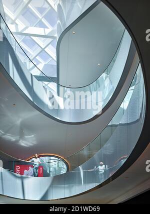 Vue intérieure du Beverly Center, Beverly Hills, Los Angeles, Californie, États-Unis, après la modernisation terminée en septembre 2018. Banque D'Images