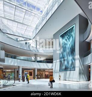 Vue intérieure du Beverly Center, Beverly Hills, Los Angeles, Californie, États-Unis, après la modernisation terminée en septembre 2018. Banque D'Images
