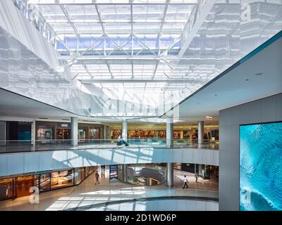 Vue intérieure du Beverly Center, Beverly Hills, Los Angeles, Californie, États-Unis, après la modernisation terminée en septembre 2018. Banque D'Images