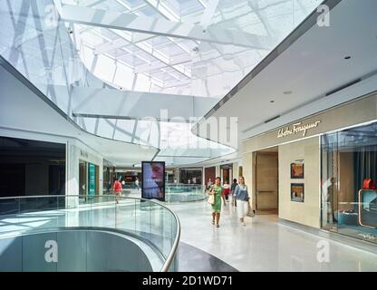 Vue intérieure du Beverly Center, Beverly Hills, Los Angeles, Californie, États-Unis, après la modernisation terminée en septembre 2018. Banque D'Images