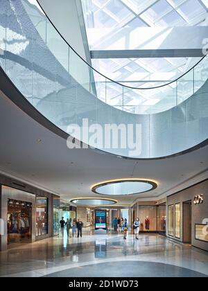 Vue intérieure du Beverly Center, Beverly Hills, Los Angeles, Californie, États-Unis, après la modernisation terminée en septembre 2018. Banque D'Images