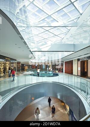 Vue intérieure du Beverly Center, Beverly Hills, Los Angeles, Californie, États-Unis, après la modernisation terminée en septembre 2018. Banque D'Images