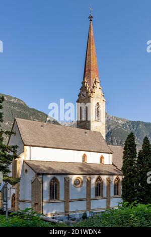 Vue verticale de l'église Maria Himmelfahrt Stadtfarrkirche à Landeck, Autriche, par une belle journée ensoleillée Banque D'Images