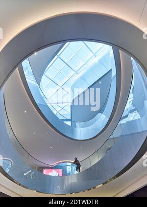 Vue intérieure du Beverly Center, Beverly Hills, Los Angeles, Californie, États-Unis, après la modernisation terminée en septembre 2018. Banque D'Images