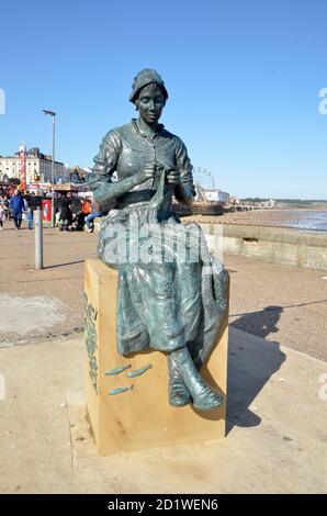 La statue de Gansey Girl sur le port de Bridlington dans le Yorkshire de l'est, commémorant les familles de pêcheurs de la ville. Artiste - Steve Carvill Banque D'Images