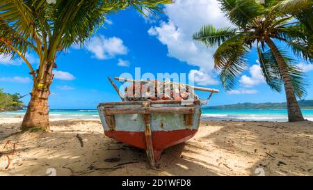 Petit bateau de pêche à Rincon Beach, Samana, République Dominicaine Banque D'Images