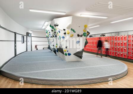 Vue intérieure du centre du mur d'escalade de l'arche, un ancien cinéma de style Art déco construit dans les années 1930, à l'origine appelé Dominion, Acton, Londres, terminé en décembre 2018. Banque D'Images