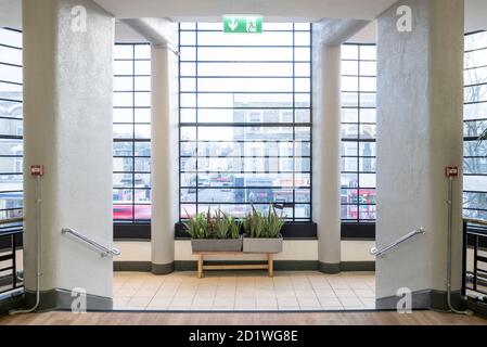 Vue intérieure du centre du mur d'escalade de l'arche, un ancien cinéma de style Art déco construit dans les années 1930, à l'origine appelé Dominion, Acton, Londres, terminé en décembre 2018. Banque D'Images