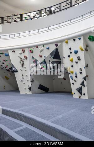 Vue intérieure du centre du mur d'escalade de l'arche, un ancien cinéma de style Art déco construit dans les années 1930, à l'origine appelé Dominion, Acton, Londres, terminé en décembre 2018. Banque D'Images