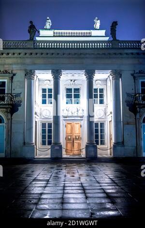 Vue nocturne du Palais sur l'eau dans le Parc Royal Lazienki à Varsovie, Pologne, construit en 1689. Banque D'Images